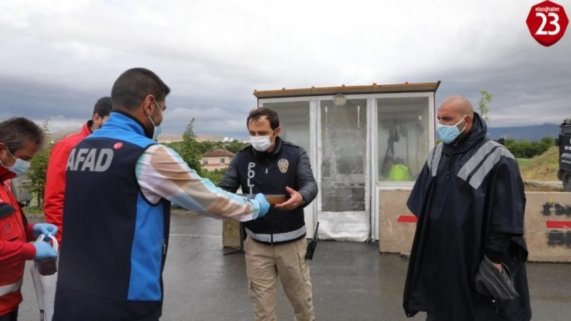 Elazığ'da Vefa ekiplerine 'tepsi tepsi baklava' ile vefa