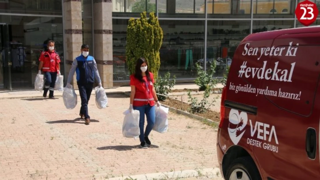 Elazığ'da Vefalı eller, bin 783 çocuğa bayramlık ulaştırdı