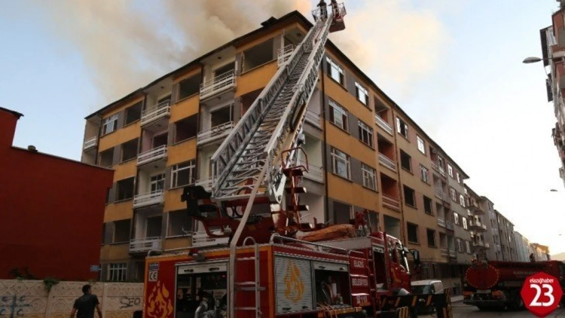 Elazığ'da yangın, iki binanın çatısına daha sıçradı