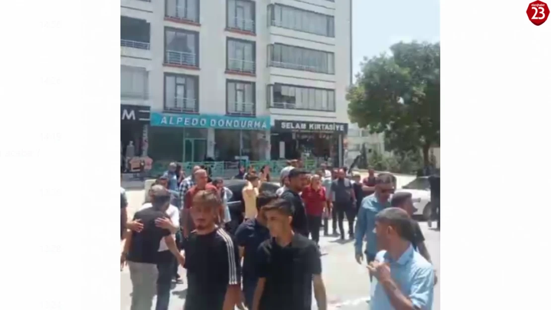 Elazığ'da Yaya Kazası: Yaralıya Duyarlı Vatandaşlardan Dondurma Şemsiyeli Gölge