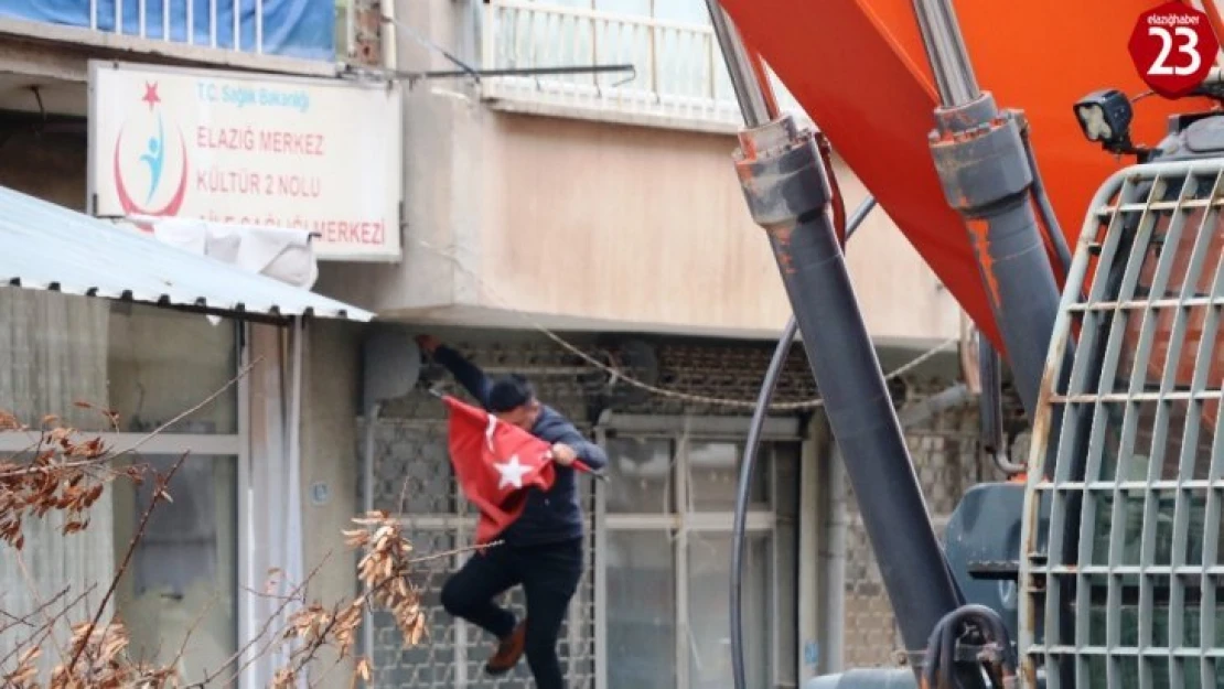 Elazığ'da yıkım öncesi operatörün bayrak hassasiyeti