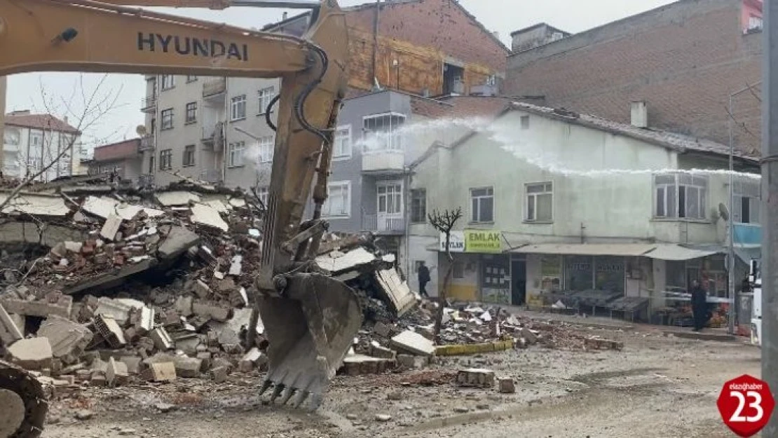 Elazığ'da yıkımına başlanan bina çöktü