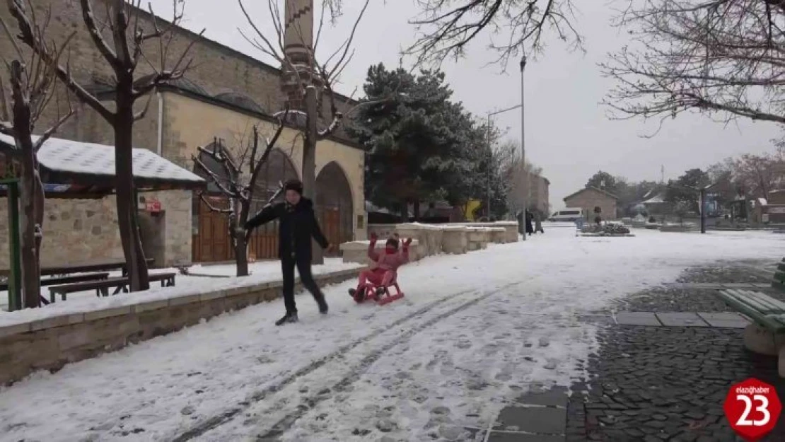 Elazığ'a 2022 Bereketiyle Geldi, Kar Yağışından Kartpostallık Görüntüler