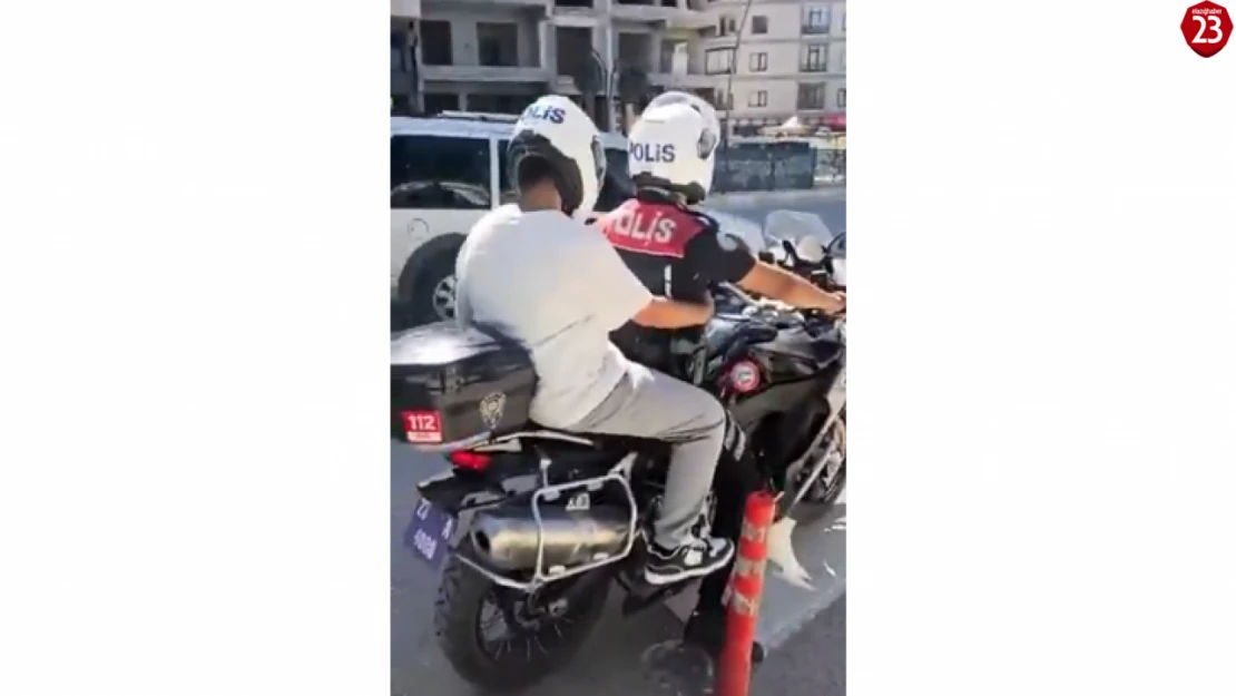Elazığ'da YKS'nin İlk Oturumu Tamamlandı: Emniyetten Geç Kalan Öğrencilere Destek