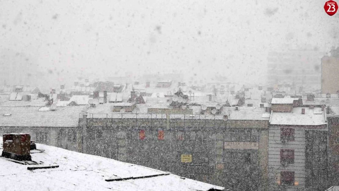 Elazığ'da Aniden Bastıran Kar Yağışı Vatandaşları Hazırlıksız Yakaladı!