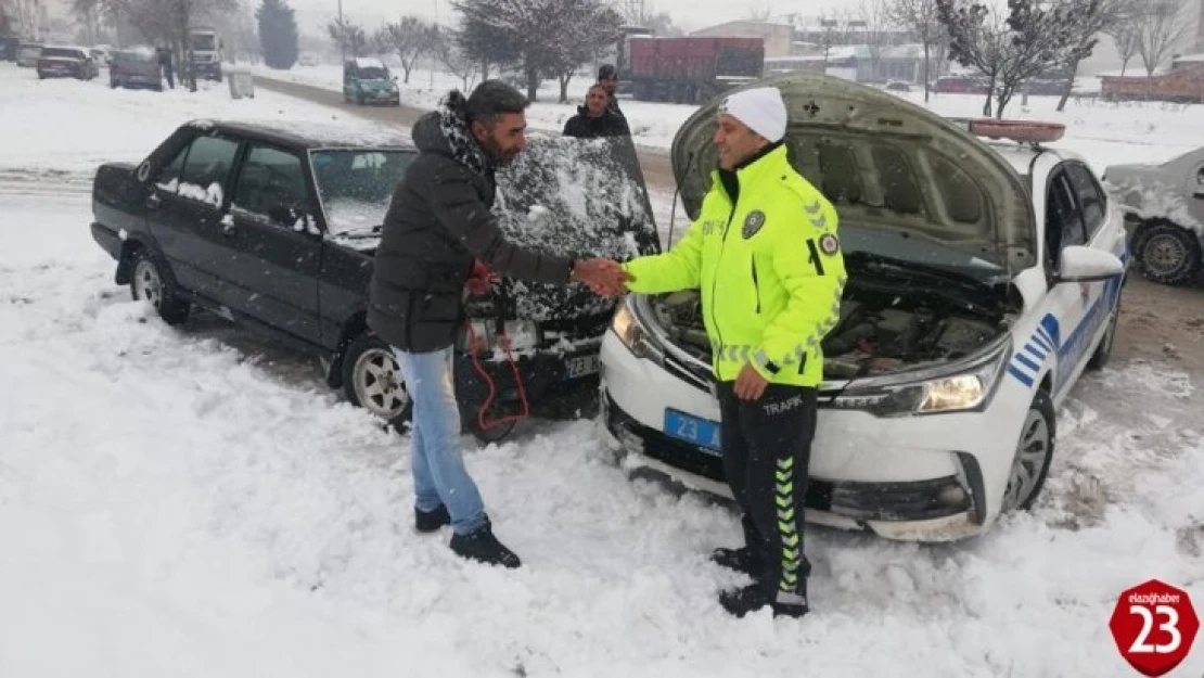 Elazığ'da yolda kalan sürücülerin imdadına polis ekipleri koştu