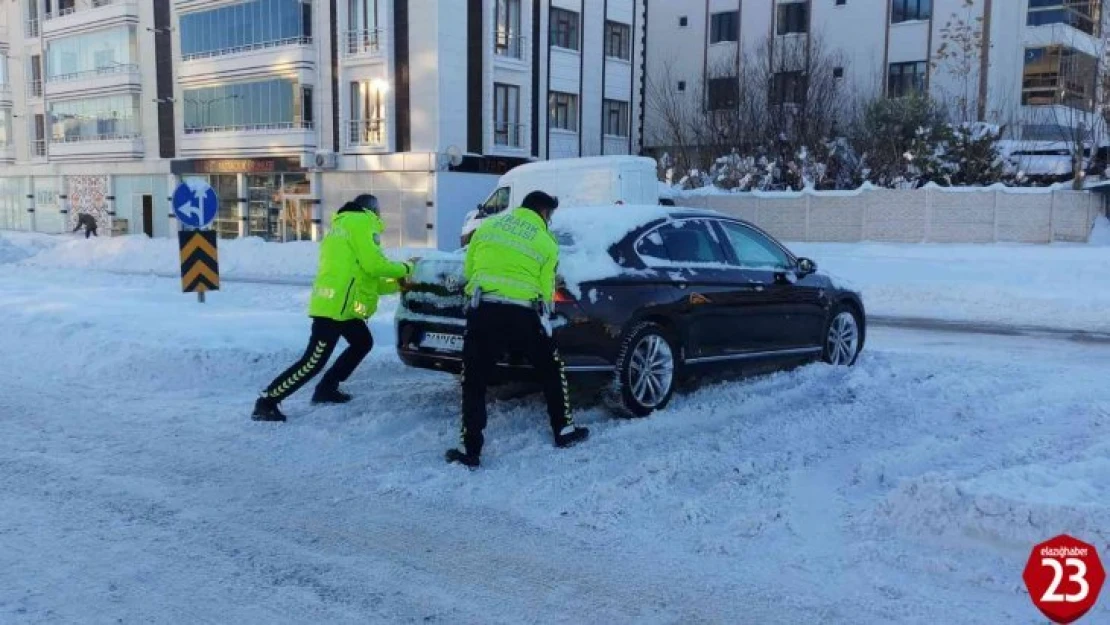 Elazığ'da yolda kalan vatandaşların yardımına trafik polisleri koştu