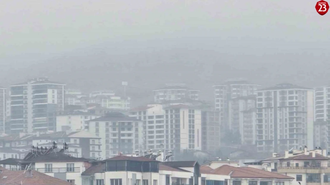 Elazığ'da Yoğun Sis Görüş Mesafesini 5 Metreye Kadar Düşürdü