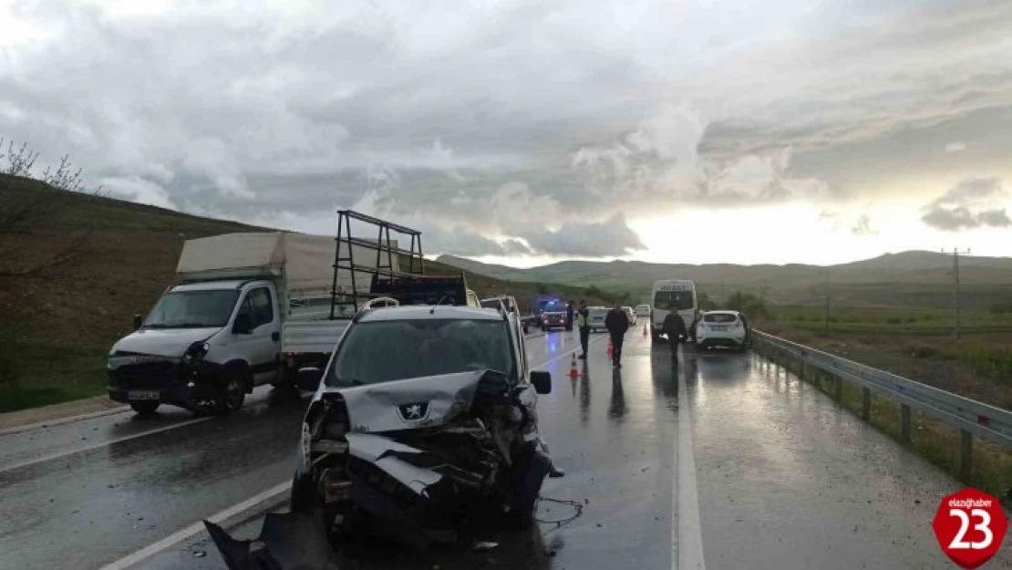 Elazığ'da zincirleme trafik kazası: 1 ölü, 4 yaralı