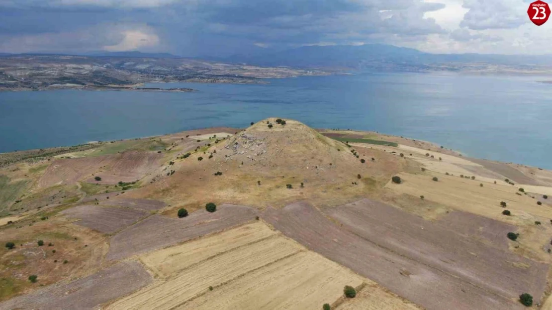 Elazığ'daki höyük manzarası ile dikkat çekiyor