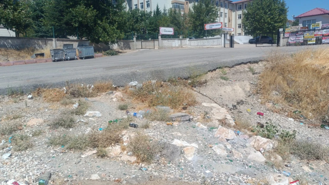 Elazığ'daki Okulların Önü Alkol Şişeleriyle Dolu: Veliler ve Öğrenciler Endişeli