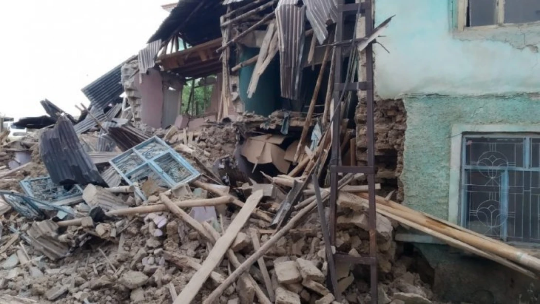 Elazığ'daki Şiddetli Yağış 2 Kerpiç Evi Yıktı