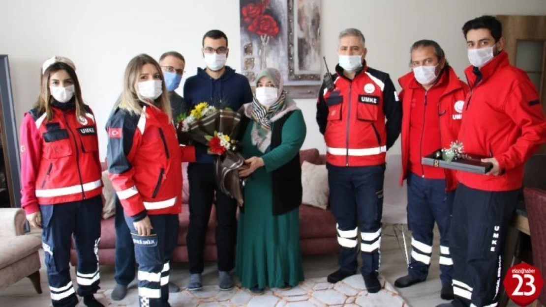 Elazığ depreminin simge isimlerinden Azize Çelik'i, ilk müdahaleyi yapan ekip ziyaret etti