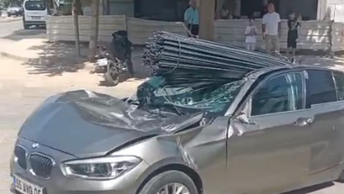 Elazığ Dörtyol Kavşağı'nda Korkutan Kaza: Demirler Aracın Üzerine Düştü