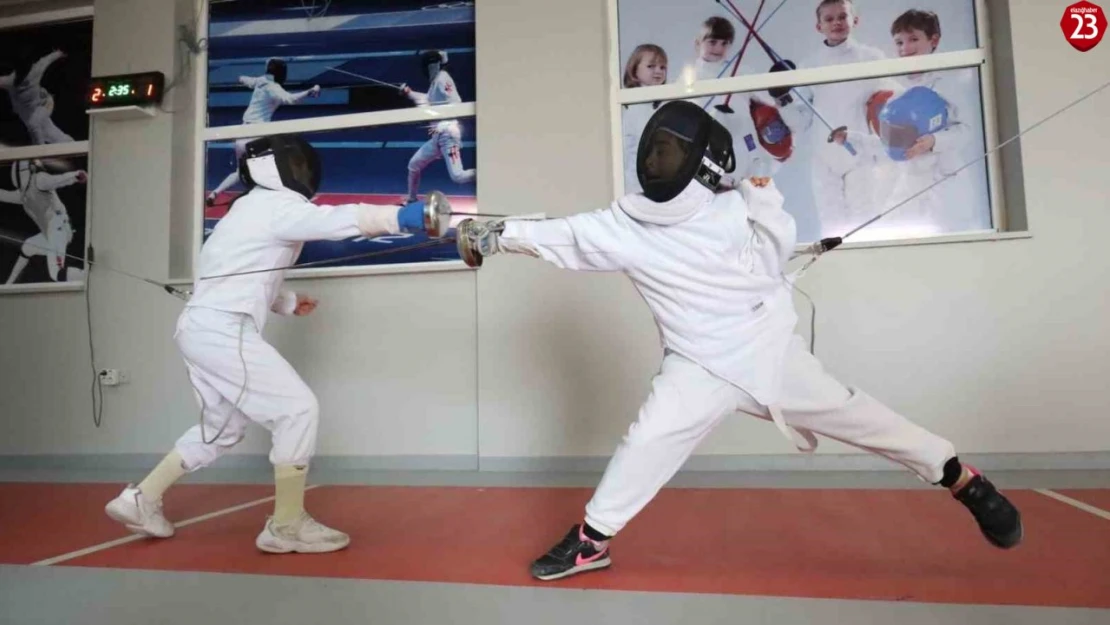 Elazığlı Sporcu Zeynep Erva Alsu, Türkiye Eskrim Şampiyonası'nda Tarih Yazdı