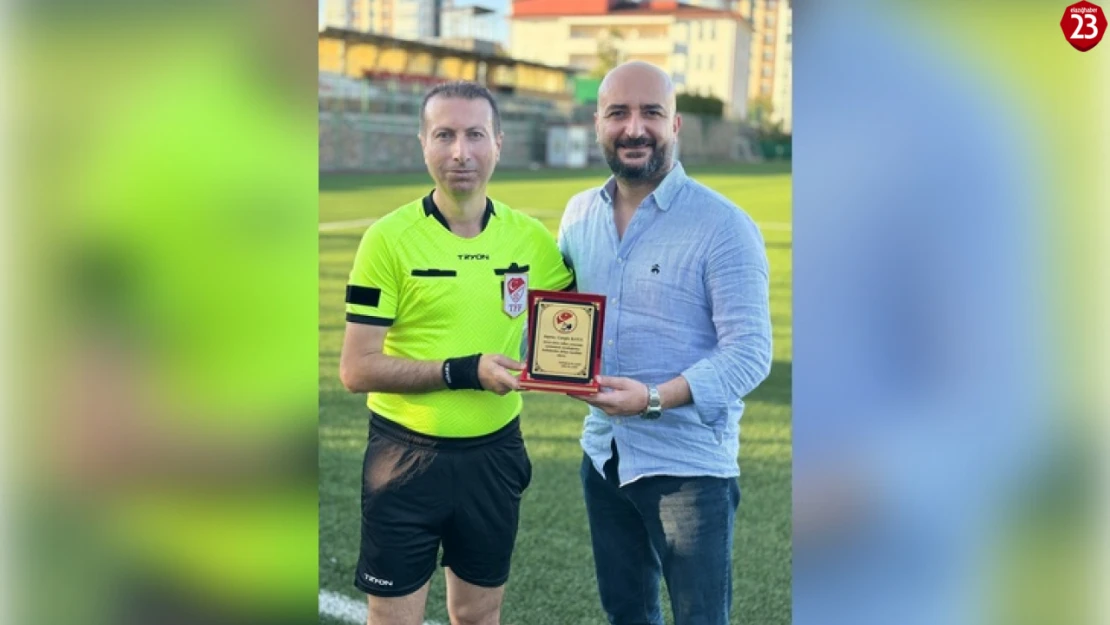 Elazığ futbolunda jübile yapan iki hakeme plaket takdimi