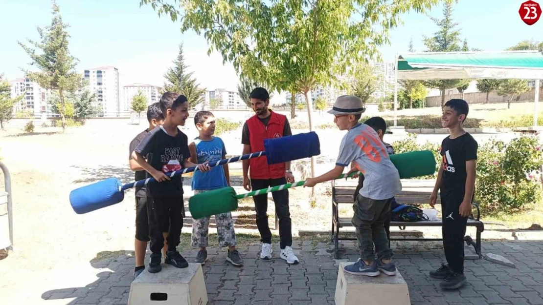 Elazığ Gençlik Merkezi gönüllülerinden cami temizliği