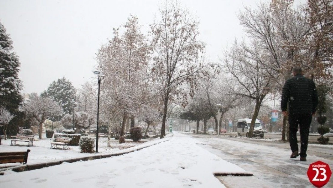 Elazığ güne karla uyandı