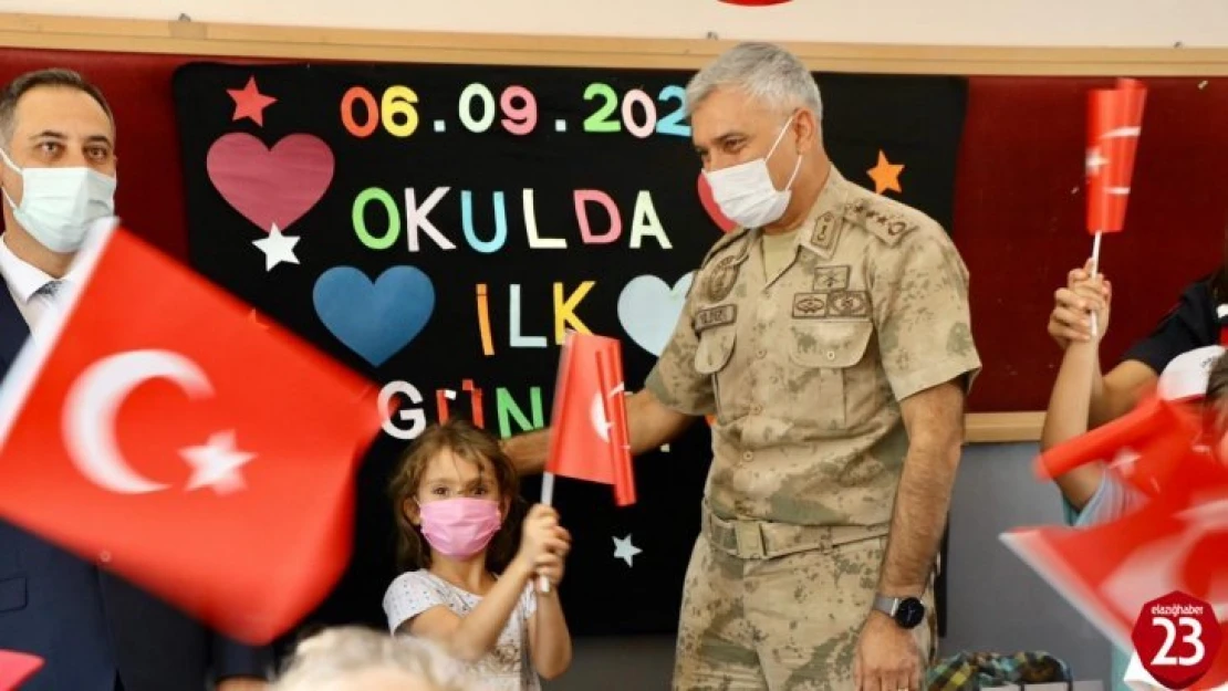 Elazığ İl Jandarma Komutanı Yıldız, Minik Öğrencilerin Heyecanına Ortak Oldu