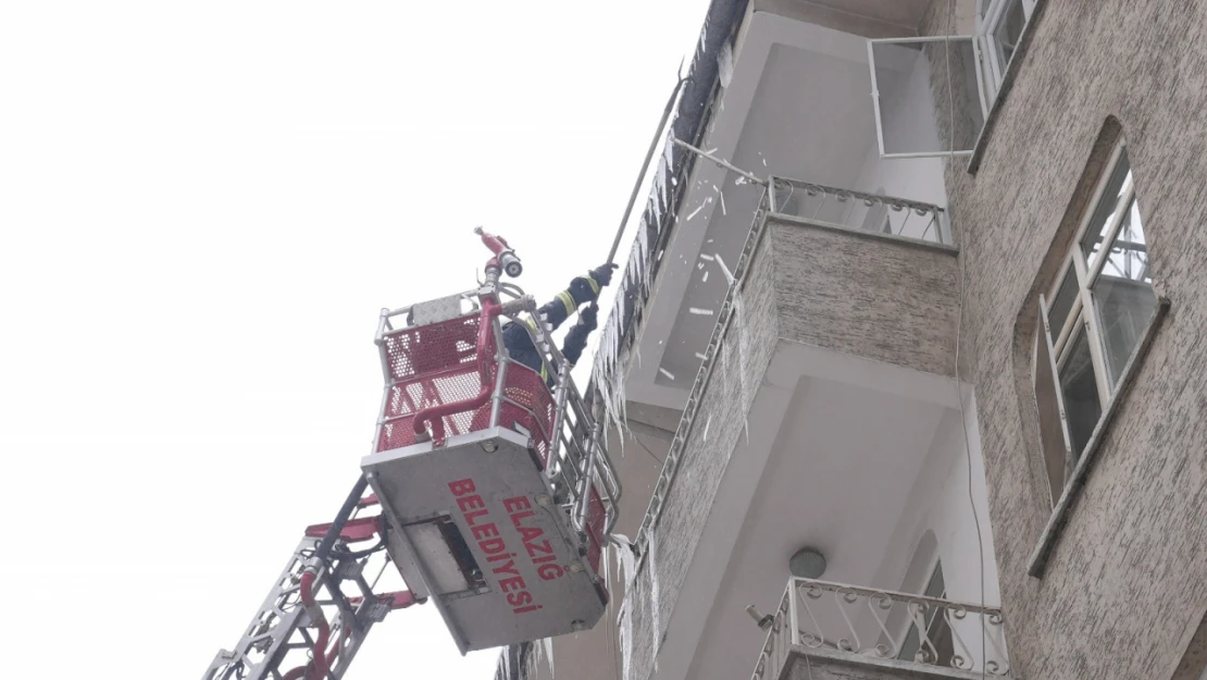 Elazığ İtfaiyesi'nden Buz Sarkıtlarına Karşı Yoğun Mesai