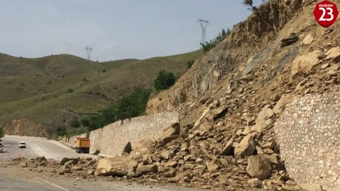 Elazığ-Keban yolunda heyelan, kaya parçaları yolu kapattı