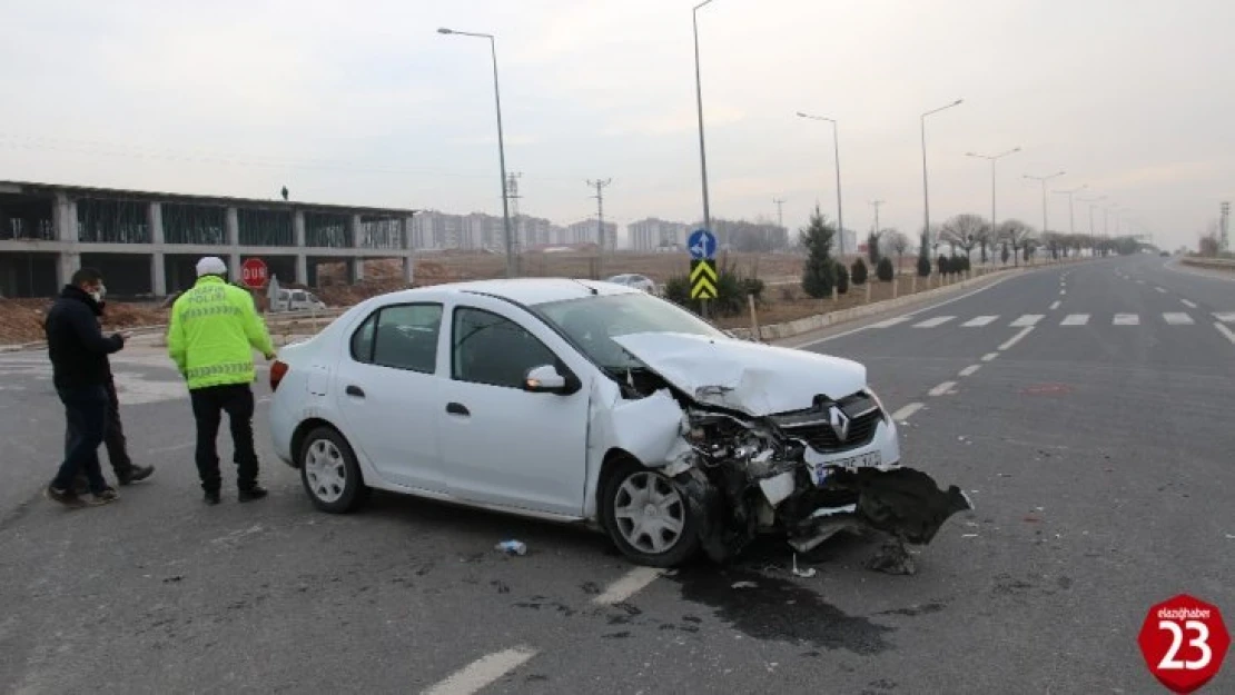 Elazığ otomobil ile transit çarpıştı: 3 yaralı