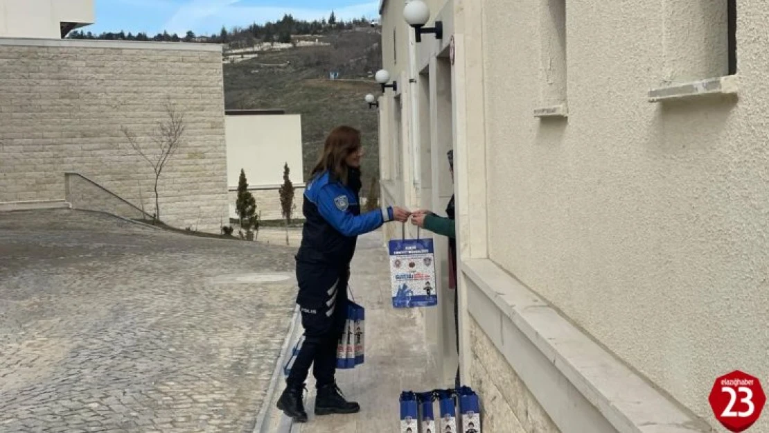 Elazığ polisi depremzede kadınların gününü kutladı