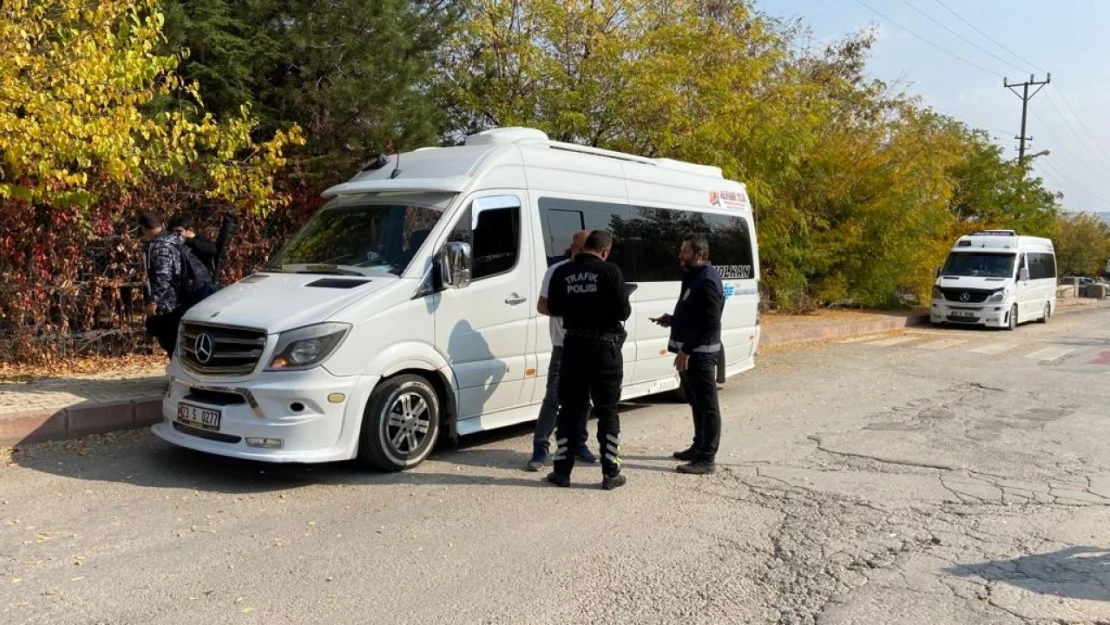 Elazığ polisinin okul önü denetimleri sürüyor