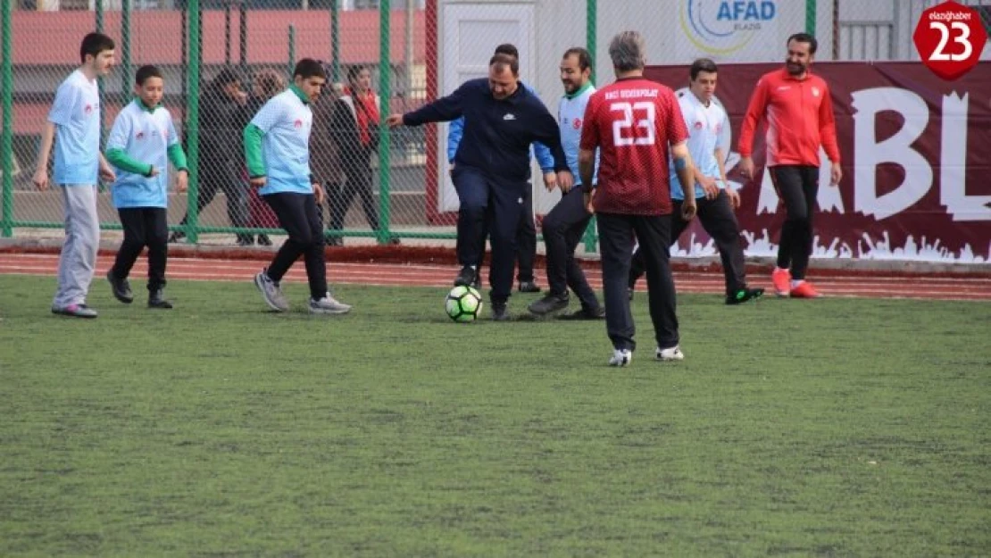 Elazığ protokolü, özel bireylerle futbol oynadı