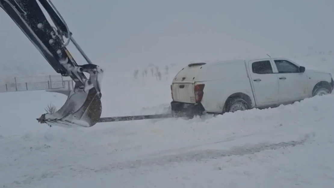 Elazığ Sivrice'de Kara Saplanan Araçlar Kurtarıldı