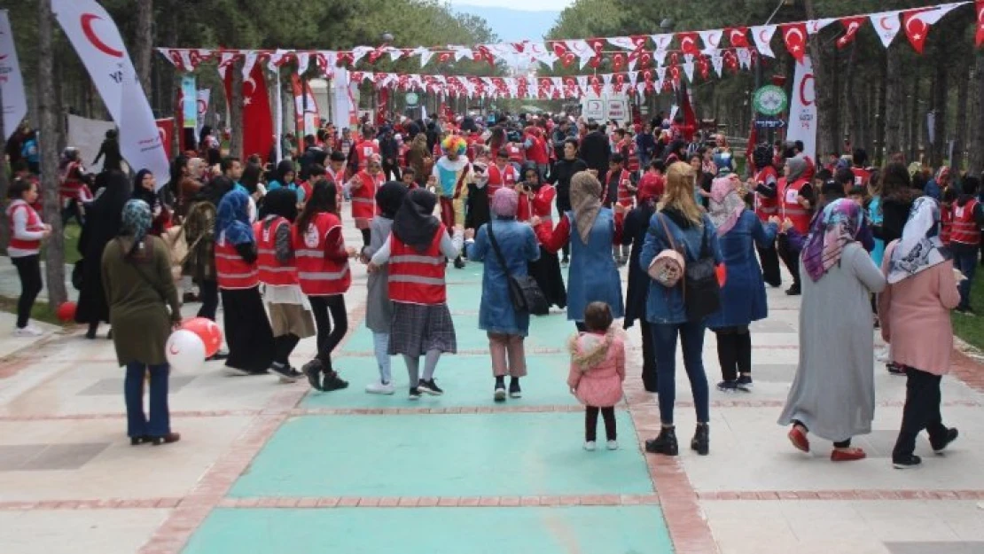 Elazığ'da bin 500 çocuk, festivalde renkli görüntüler oluşturdu