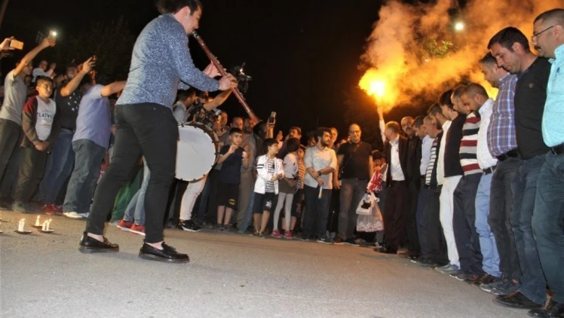 Elazığ'da Meşaleli ve Havai Fişekli Sahur Halayı