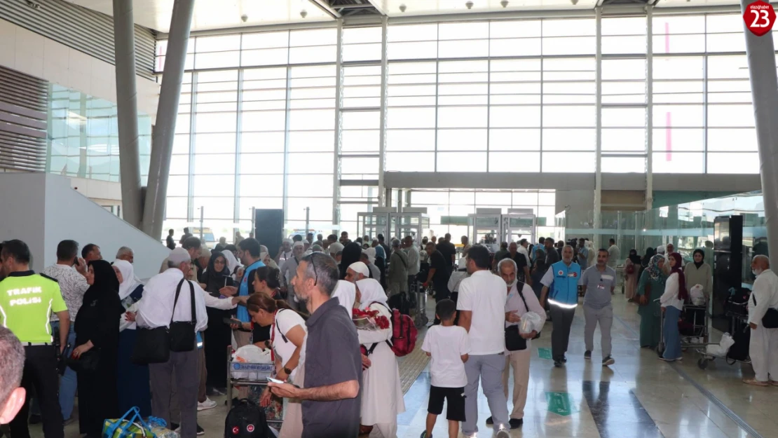 Elazığlı Hacılar Yurda Döndü: Havalimanında Duygusal Karşılama