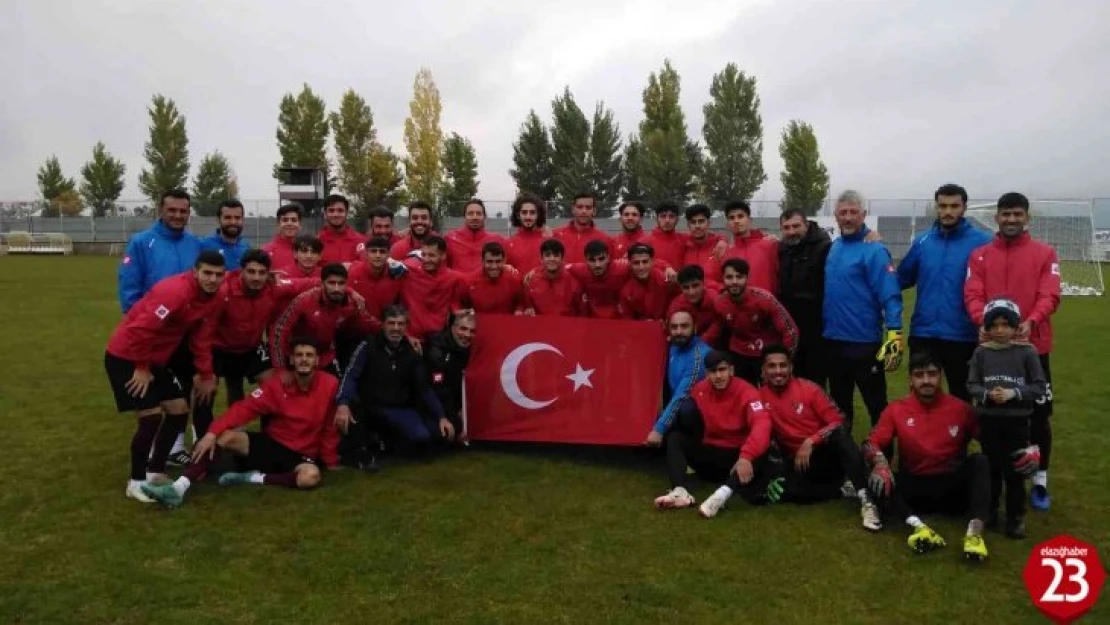 Elazığspor, 29 Ekim'i Türk bayrağı açarak kutladı