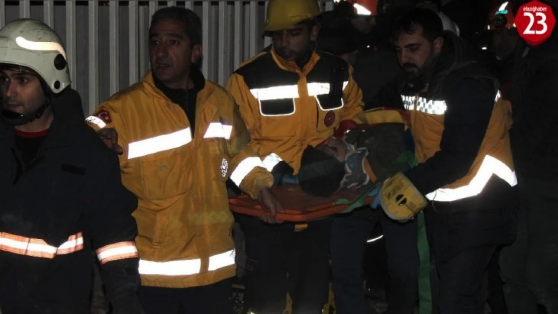Enkazdan 5 saat sonra 12 yaşındaki çocuk sağ çıkarıldı