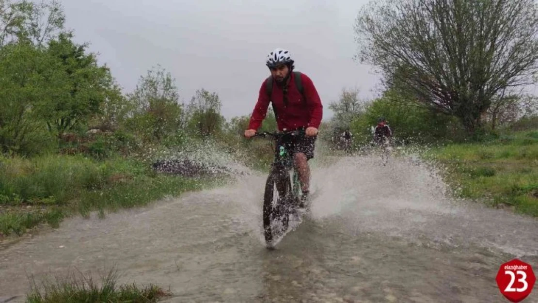 Farkındalık için yağmur altında zorlu köy yollarında 50 kilometre pedal çevirdiler