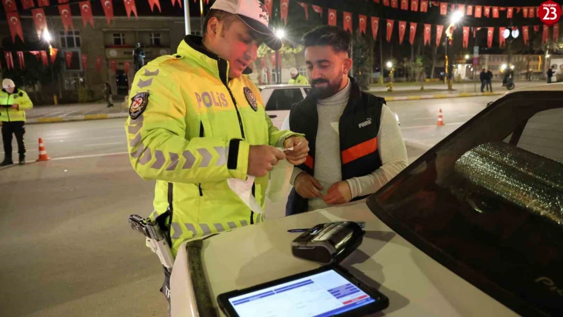 Farlarını açmayı unuttu, yeni yılın ilk cezasını yedi