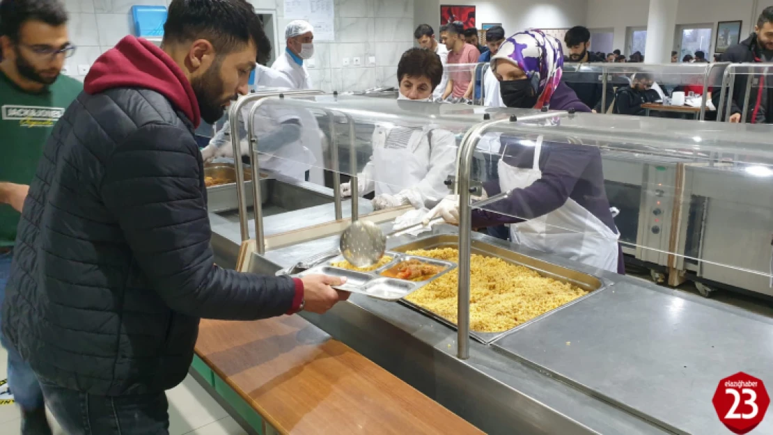 Fırat Üniversitesi Kadın Kolları İftarda Da Öğrencileri Unutmadı