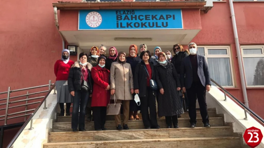 Fırat Üniversitesi Kadınlar Kolundan İlkokul Öğrencilerine Kırtasiye ve Giysi Yardımı