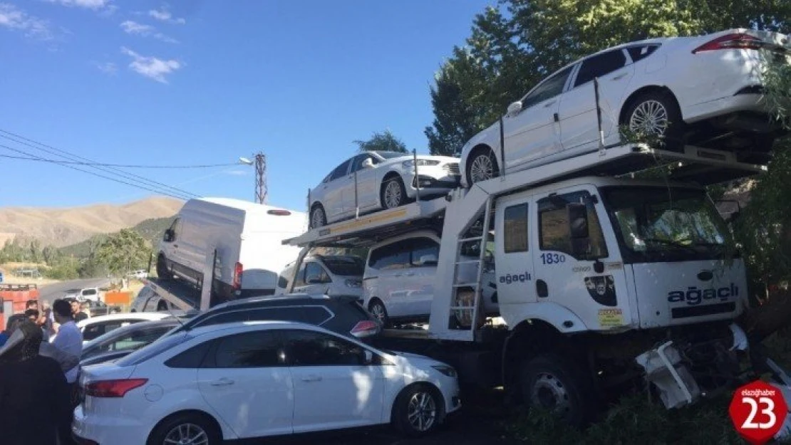 Freni boşalan tır otoparka daldı, 5 aracı biçti: 1 yaralı