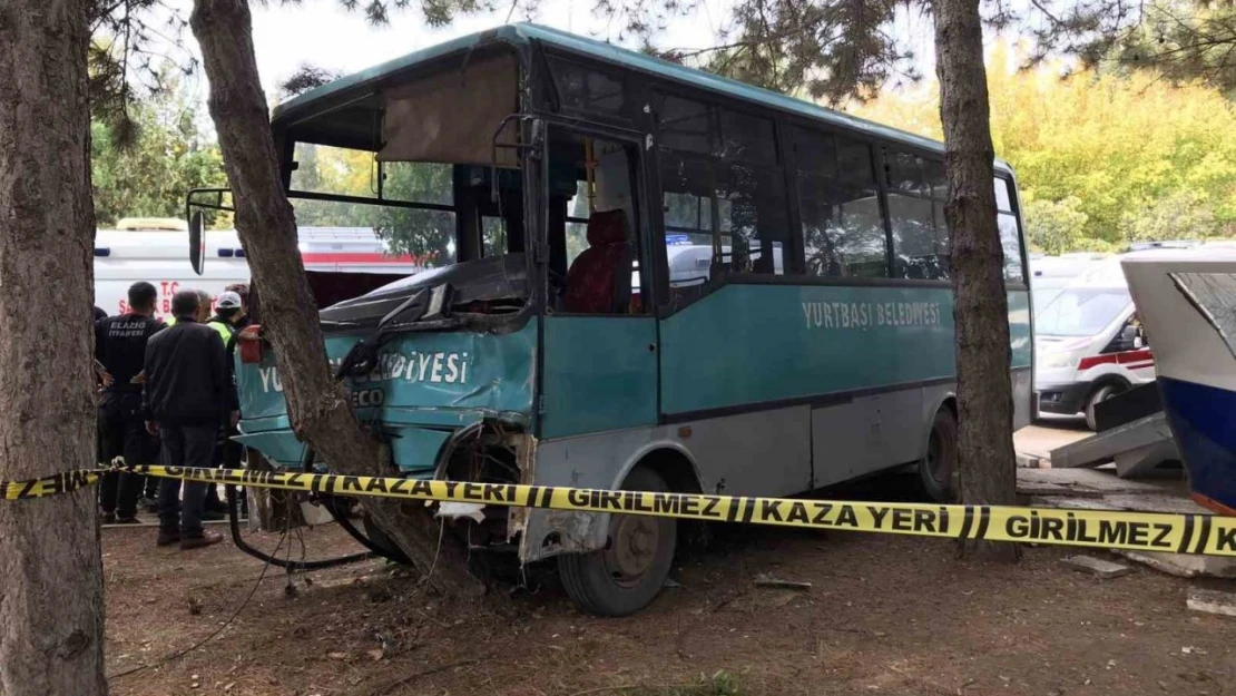 Freni Patlayan Midibüs 2 Aracı Biçip Parka Daldı 1'i Ağır, Çoğu Öğrenci 27 Yaralı