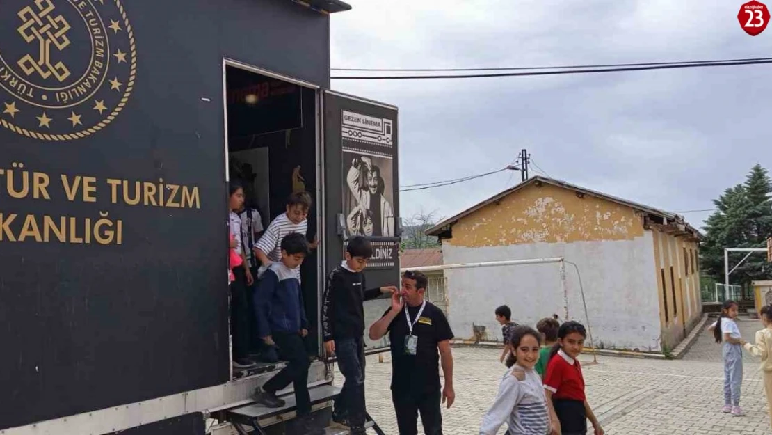 Gezen Sinema Tırı, Elazığ'ın Baskil İlçesinde Çocuklarla Buluştu