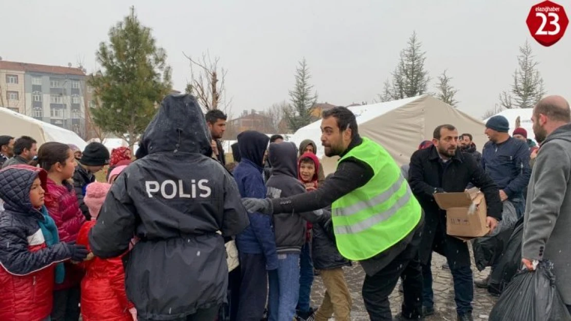 Gönüllüler, deprem bölgesinde destek veriyor