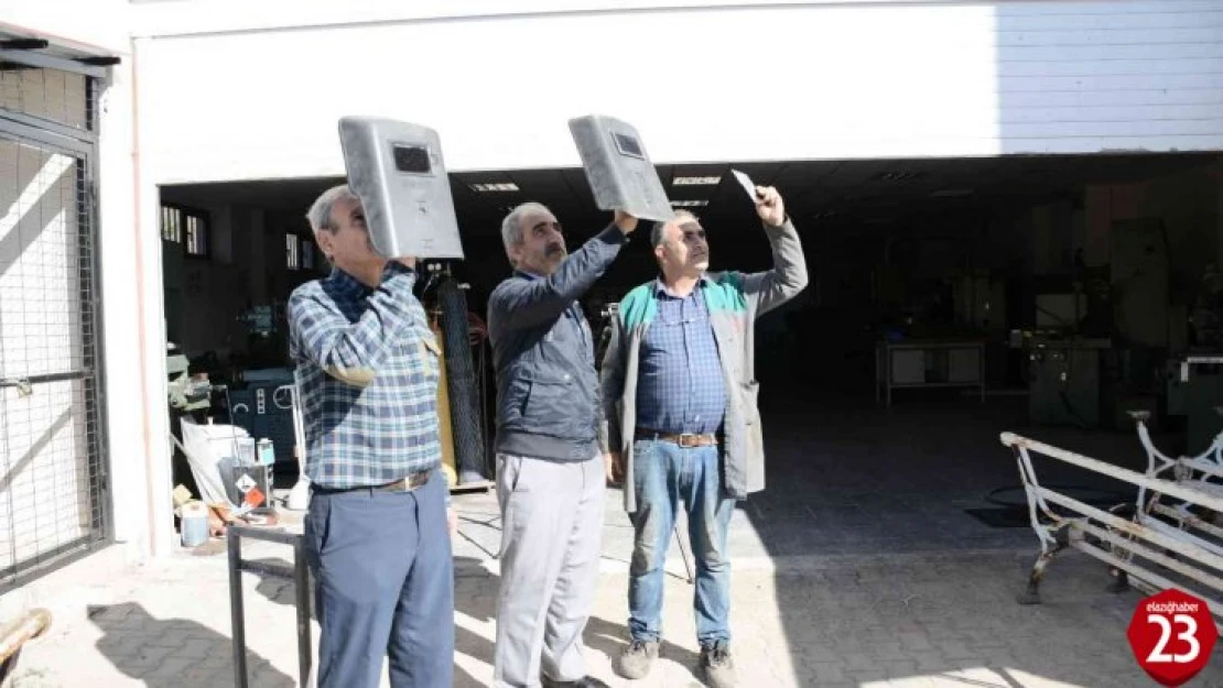 Güneş tutulmasını kaynak camı ile izlediler