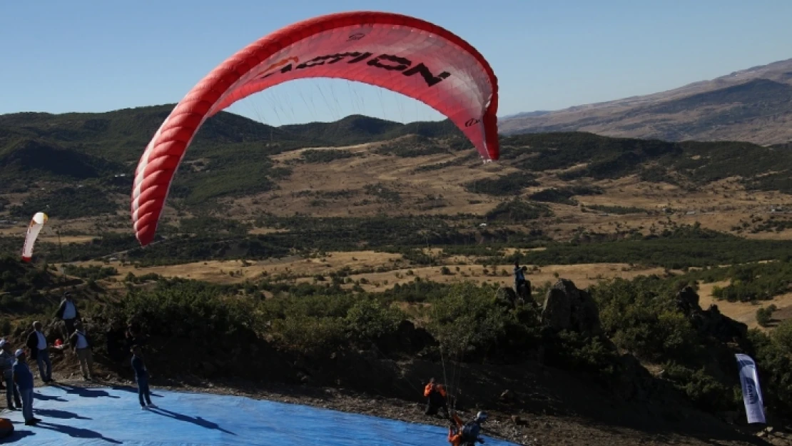 Tunceli'de Yamaç Paraşütçüleri Heyecan Yaşattı