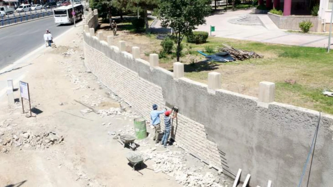 Eski Cuma Pazarındaki Kaldırımlar Genişletiliyor