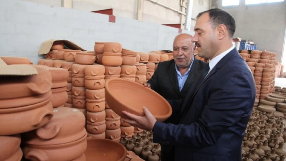 Vali Kaldırım, Tekstil ve Çömlek Fabrikalarını İnceledi