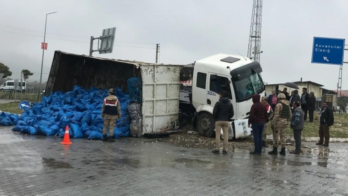 Elazığ Bingöl Yolunda Kömür Yüklü Kamyon Devrildi, 1 Kişi Yaralandı