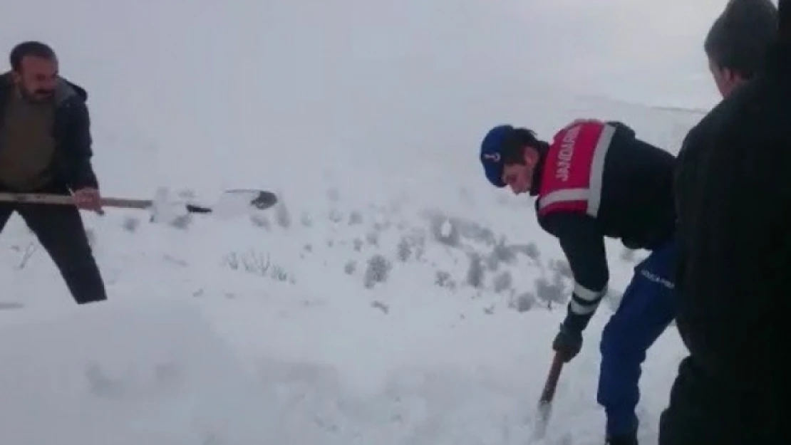 Kar Nedeniyle Mahsur Kalan Öğrencilerin İmdadına Jandarma Yetişti