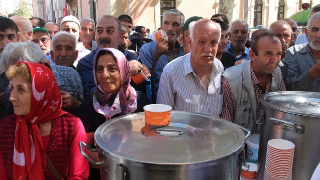 Elazığ'da 3 Bin Kişiye Aşure Dağıtıldı